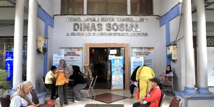 Petugas Dinsos Kota Tangerang melayani masyarakat dalam pengurusan reaktivasi PBI-JKN, di kantor Dinsos Kota Tangerang di Kec. Neglasari, Kota Tangerang, Provinsi Banten